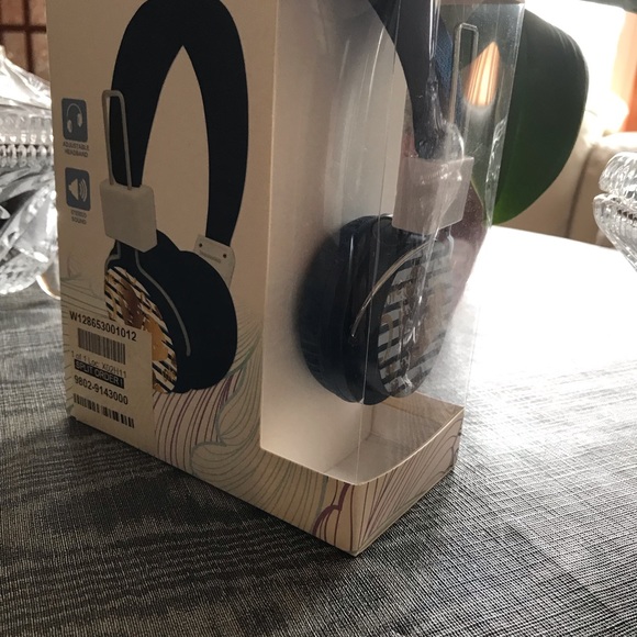 NWT Headphones - Picture 3 of 4